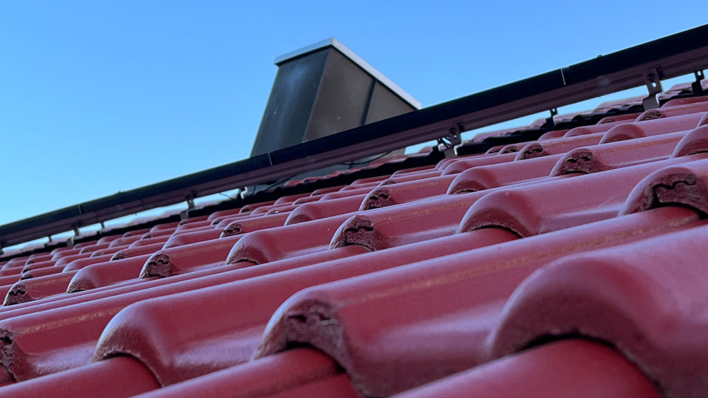 Nahaufnahme Photovoltaikanlage von unten