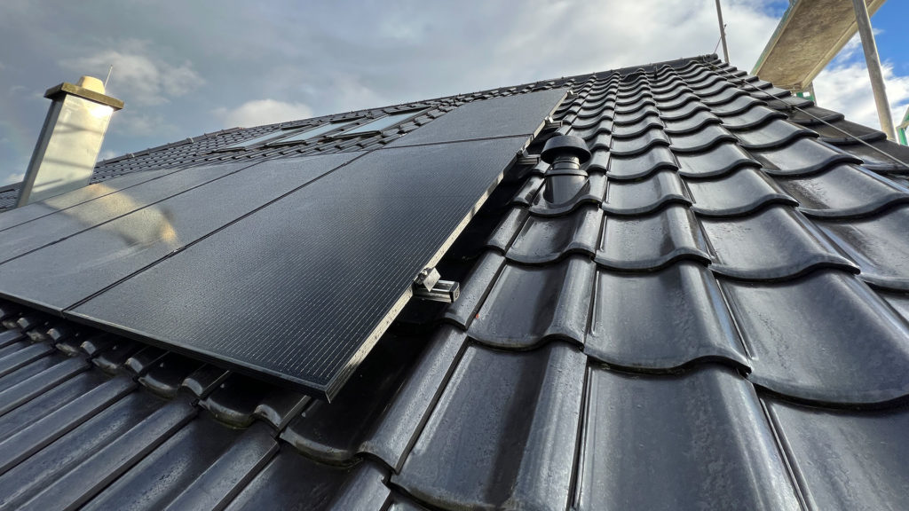 Dunkles Dach mit Photovoltaik