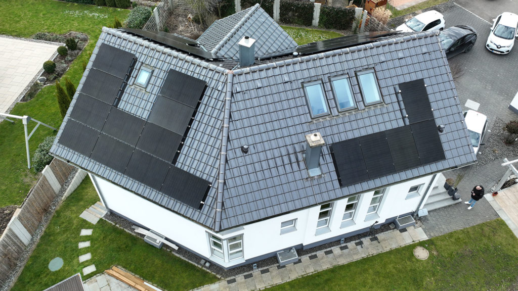 Ansicht auf eine Photovoltaikanlage auf dem Dach