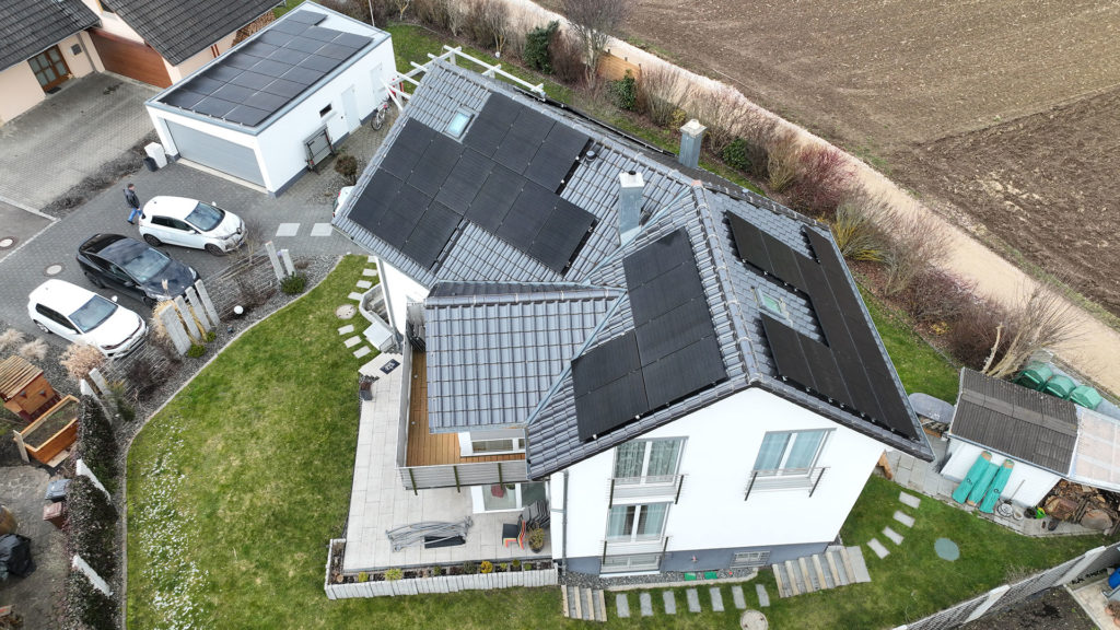 Ansicht auf ein Dach mit Photovoltaikanlage